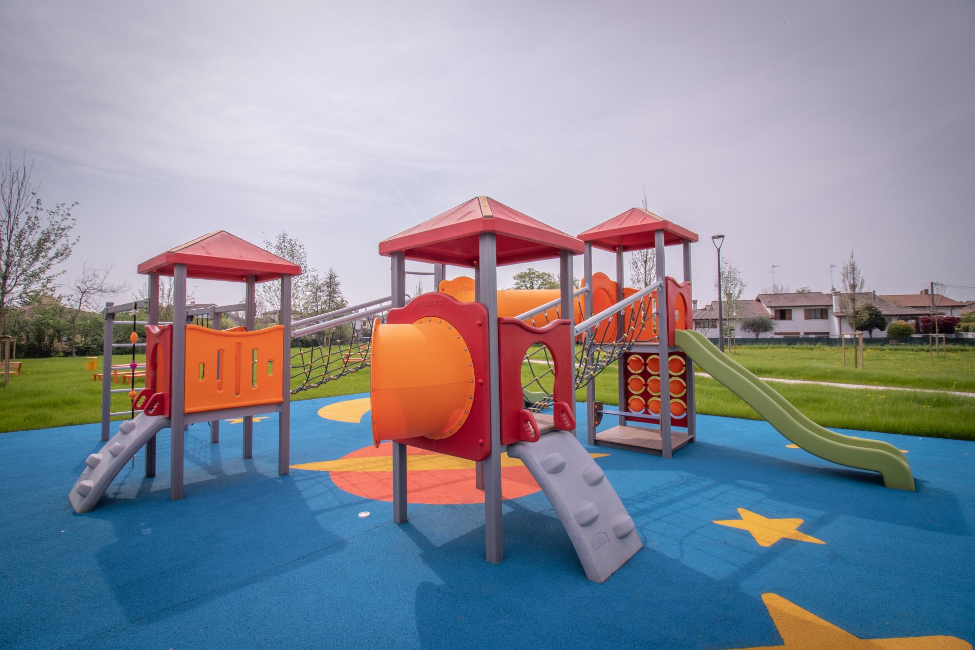 holzhof in italia Parco giochi inclusivo con struttura a tripla torre - Veneto