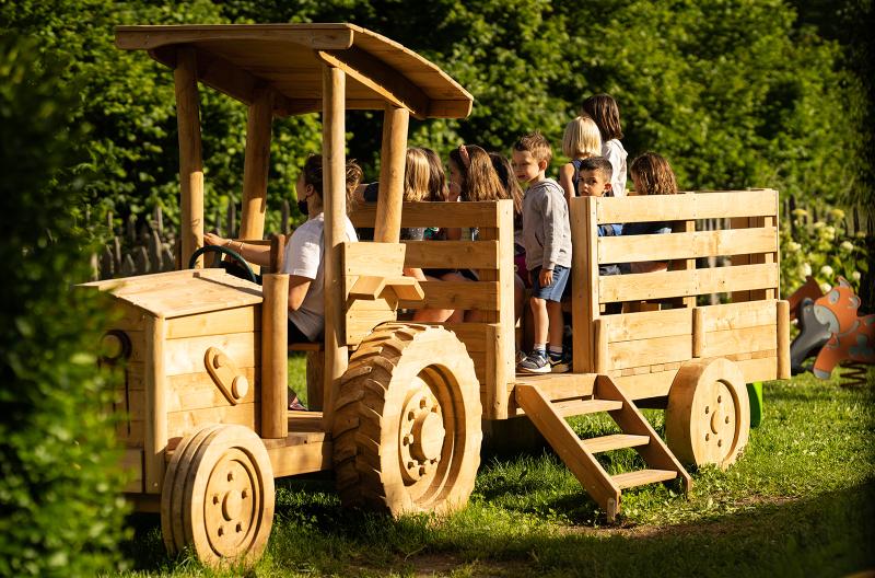 holzhof in italia Progetto tematico: trattore gioco in legno per hotel e agriturismi - Hotel Serena Andalo, Trentino