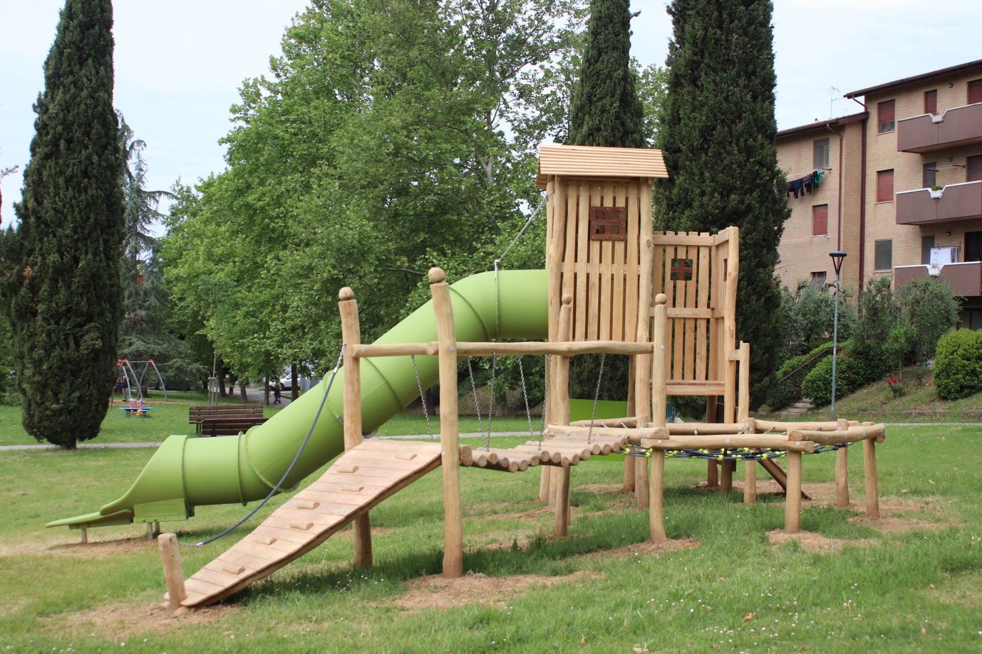 aree ludiche customizzate struttura gioco con equilibrio scivoli e pannelli toscana