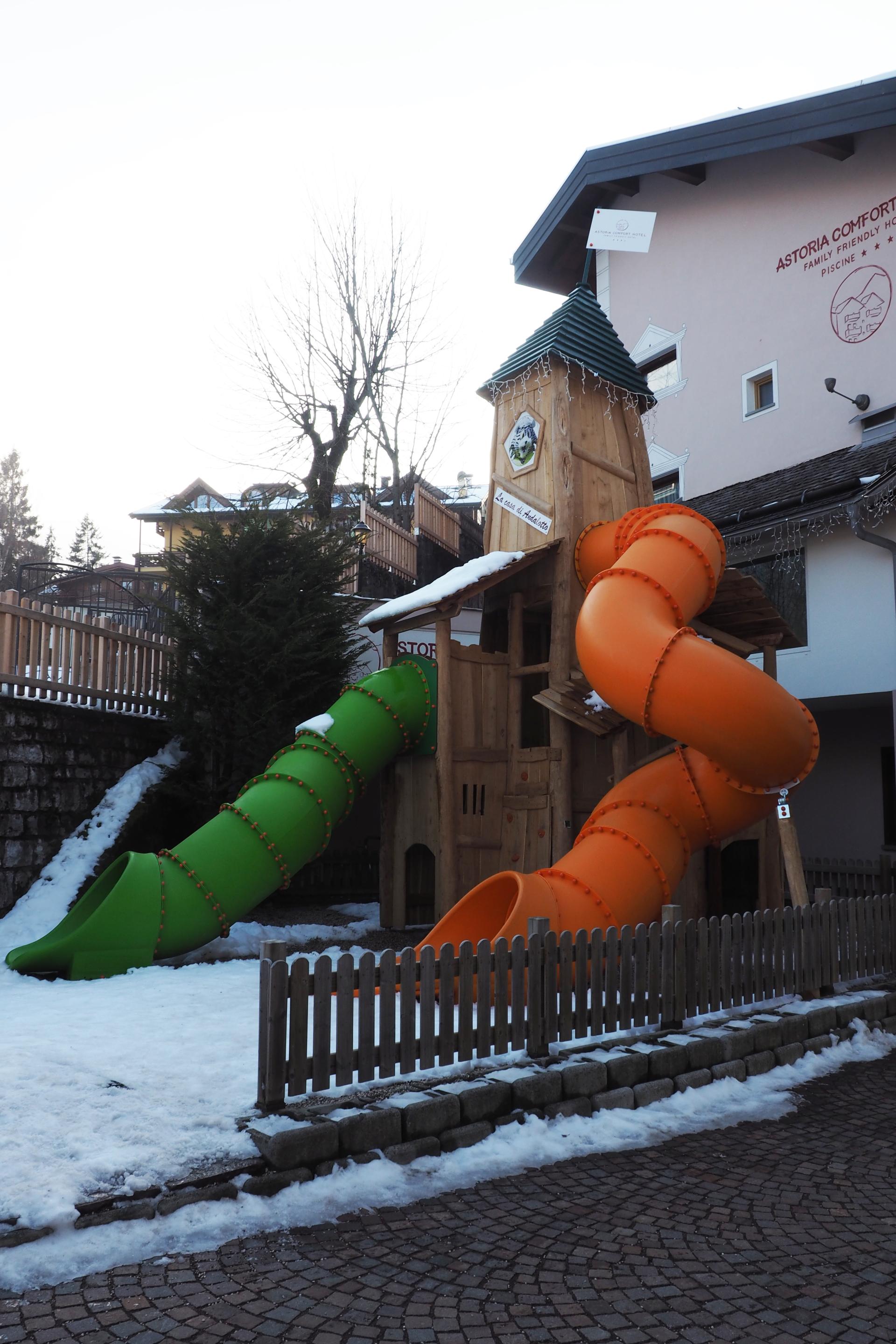 aree ludiche customizzate torretta in robinia con doppio scivolo hotel astoria