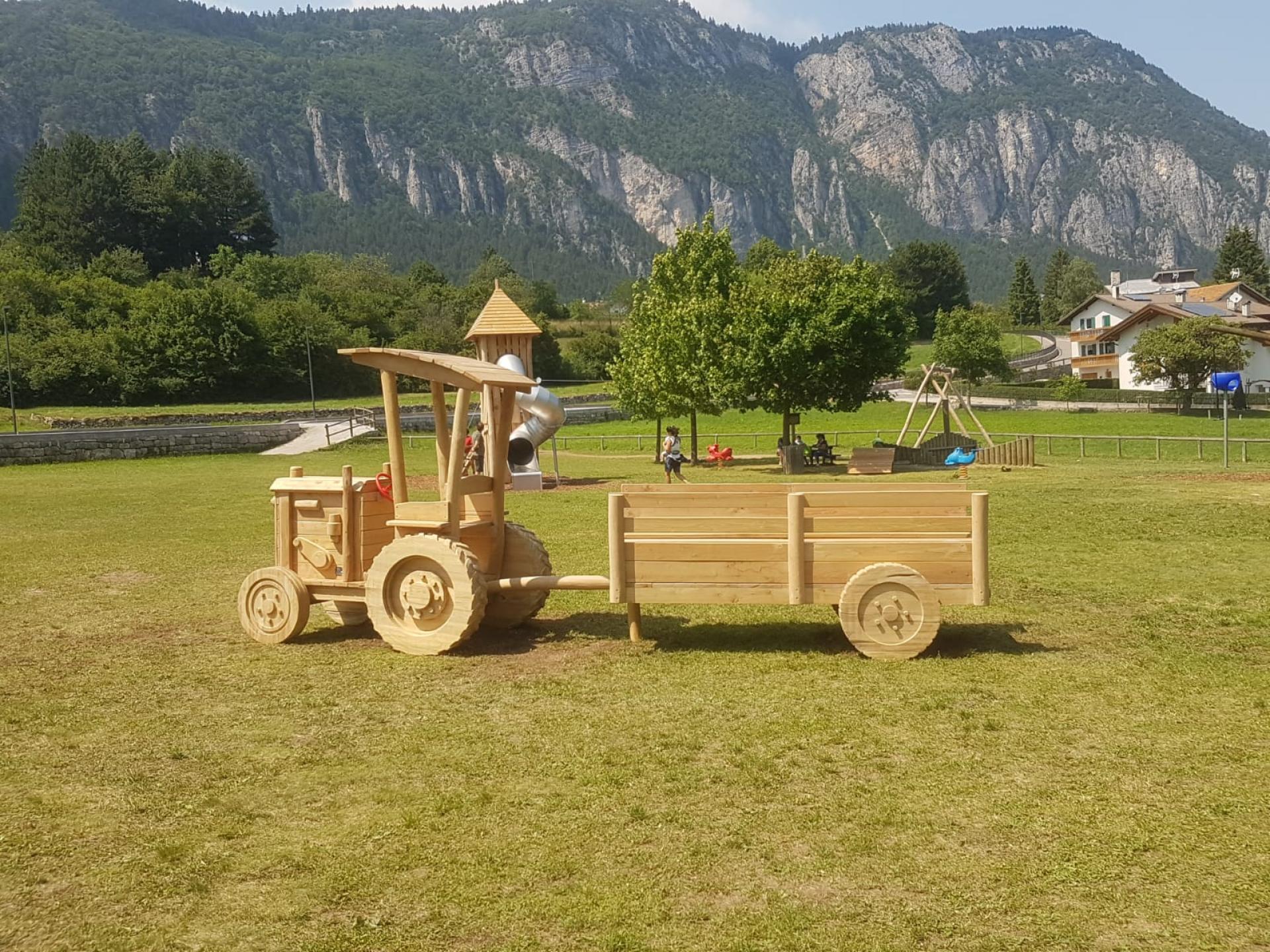 holzhof in italia Progetto tematico: trattore gioco in legno per hotel e agriturismi - Fai della Paganella