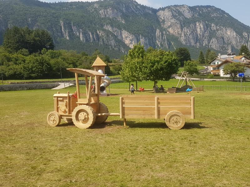 holzhof in italia Progetto tematico: trattore gioco in legno per hotel e agriturismi - Fai della Paganella